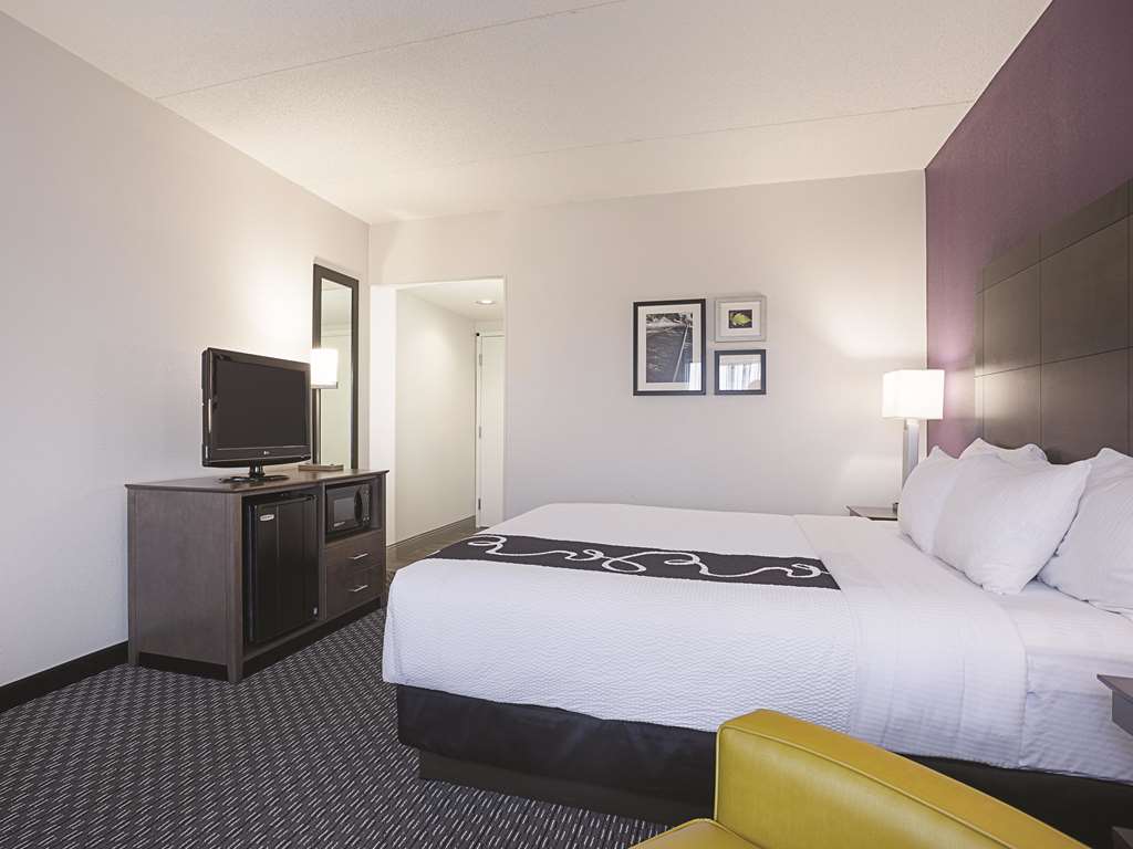 La Quinta Inn & Suites by Wyndham Baltimore BWI Airport - photo 32