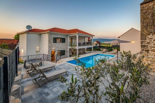 Vila Antisha Kamena villa sa grijanim bazenom — 4-Star Luxury Hotel in Runovic, Croatia