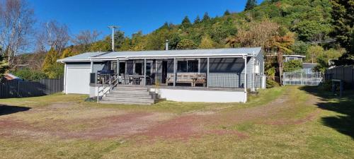The Lake House Taupo Holiday Home — 4-Star Luxury Hotel in Turangi, New Zealand