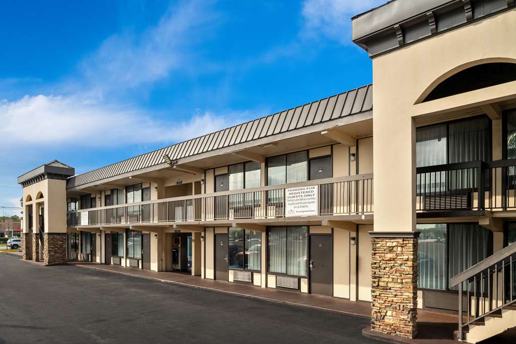 Howard Johnson by Wyndham Airport Florida Mall - photo 5