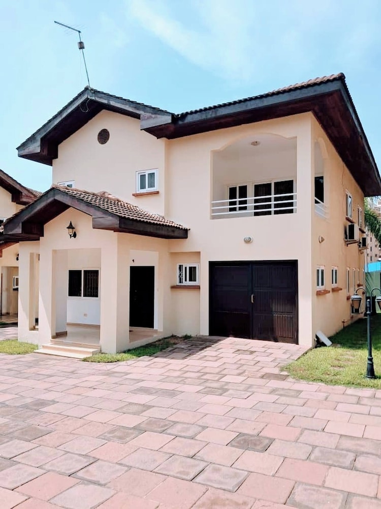 Stylish 3 bedroom House Near Airport & Marina Mall — 4-Star Luxury Hotel in Accra, Ghana