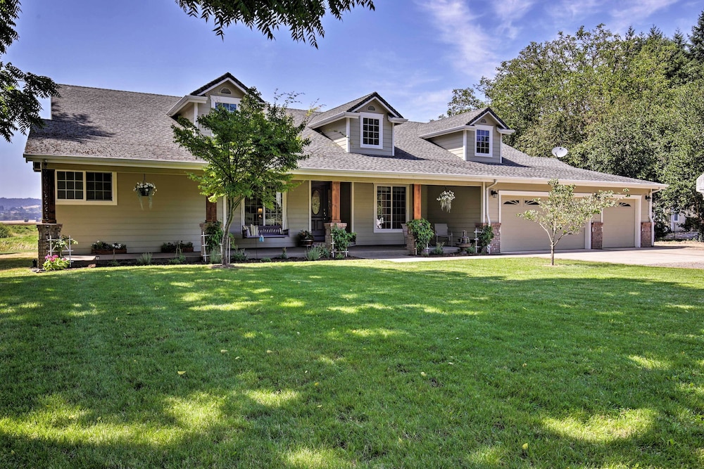 McMinnville Wine Country Home with Hot Tub and Deck — 4-Star Luxury Hotel in Mcminnville, United States