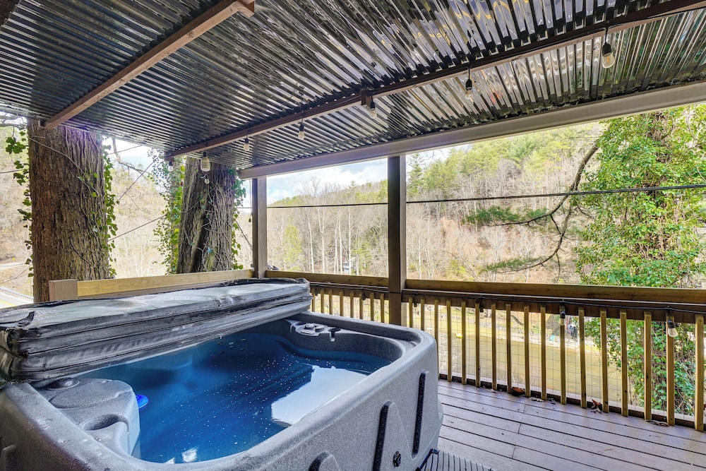 Hot Tub Trails Views Little River Retreat in Townsend, United States
