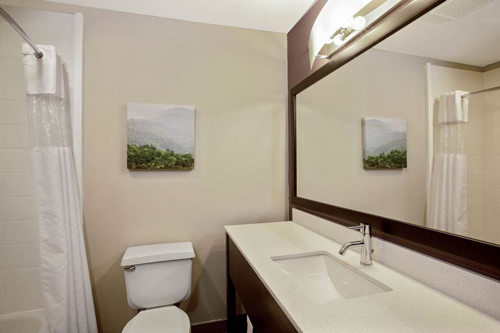 La Quinta Inn & Suites by Wyndham Fayetteville - photo 13