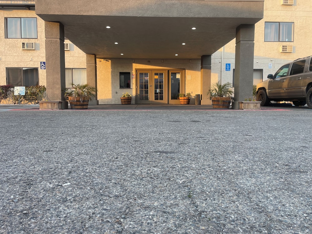 Sutter Inn - photo 27