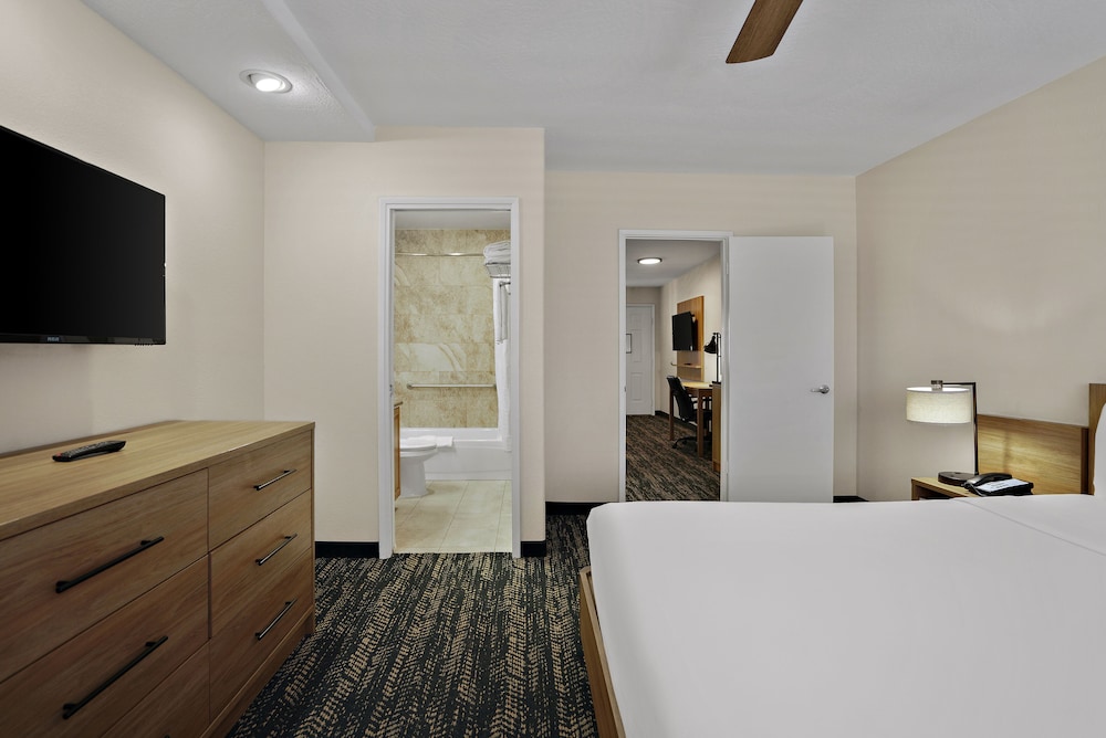 La Fuente Inn & Suites - photo 11