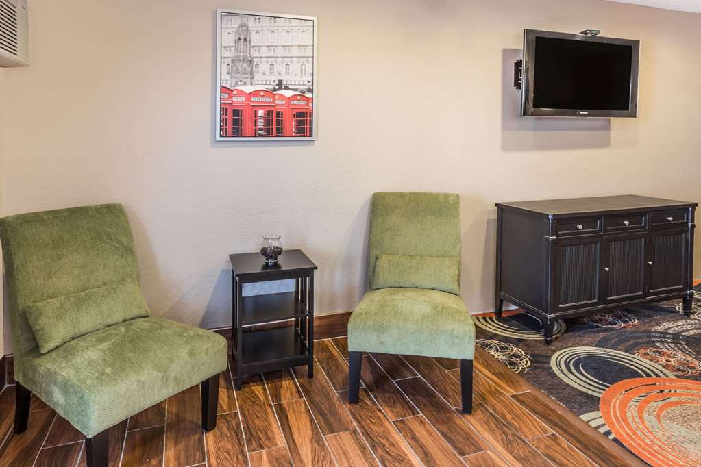 Super 8 by Wyndham Janesville - photo 3