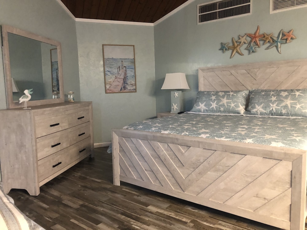Kon Tiki Inn - photo 17