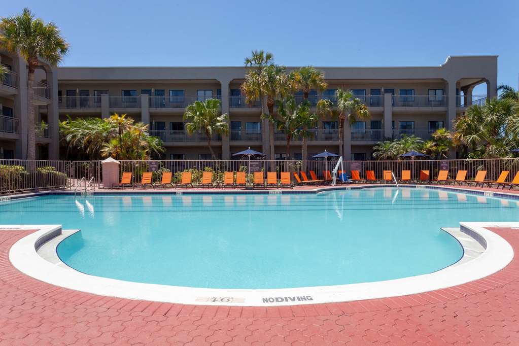 La Quinta Inn & Suites by Wyndham Ft. Myers Sanibel Gateway - photo 11