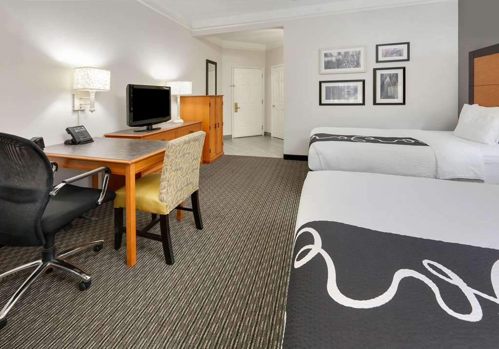 La Quinta Inn & Suites by Wyndham Dallas Addison Galleria - photo 16