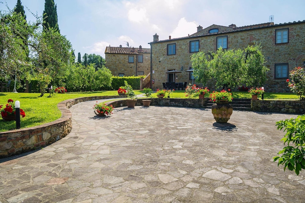 Borgo Di Collelungo — 4-Star Luxury Hotel in Montaione, Italy