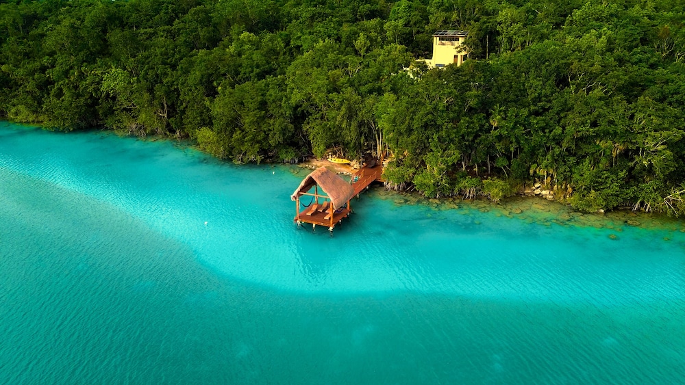 Bacalar Casa Relaxo frente a la Laguna con Muelle Privado — 5-Star Luxury Hotel in Buenavista, Mexico