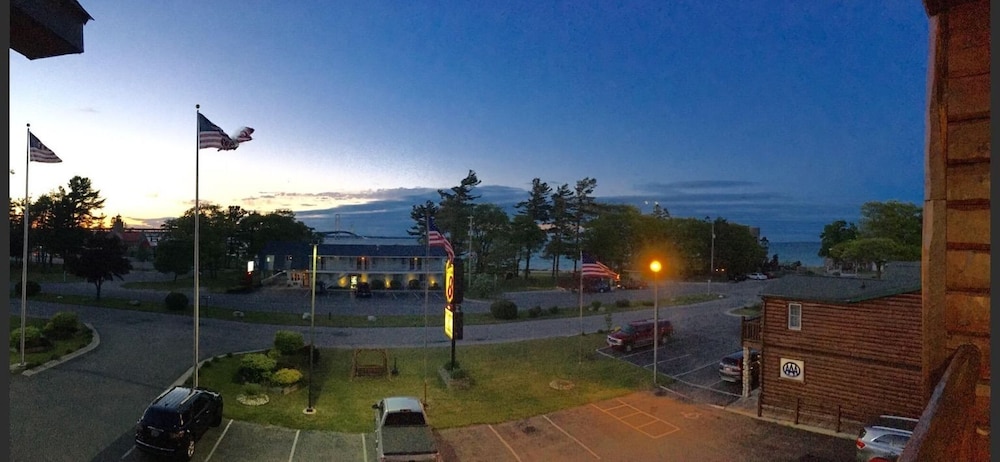 Super 8 by Wyndham Bridgeview of Mackinaw City - photo 55