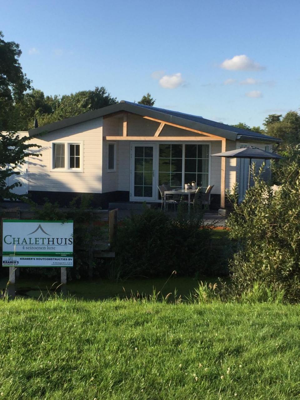Beachbungalow Park Iselmar 39 Aan Ijsselmeer Bungalow 26 — 4-Star Luxury Hotel in Lemmer, Netherlands