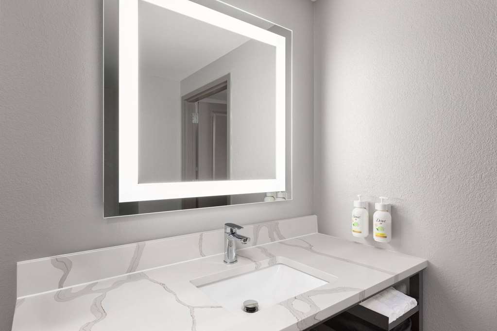 La Quinta Inn & Suites by Wyndham Knoxville Papermill - photo 5