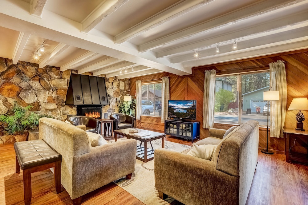 Paloma Place Hot Tub Game Room Pool Table — 4-Star Luxury Hotel in South Lake Tahoe, United States