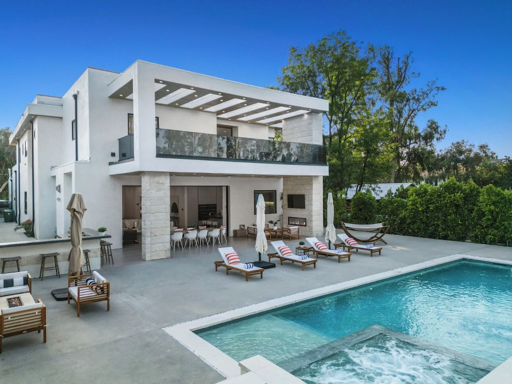 Melvin Modern Contemporary Estate w Backyard Pool & Spa in Los Angeles, United States
