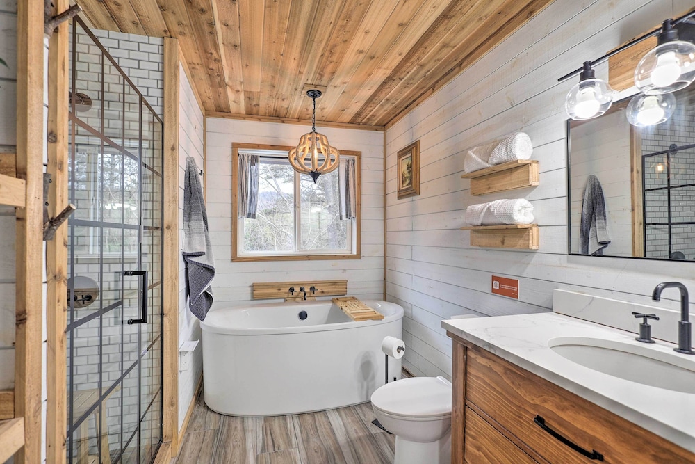 21 Mi to Gore Mtn Adirondack Oasis with Sauna — 4-Star Luxury Hotel in Chestertown, United States