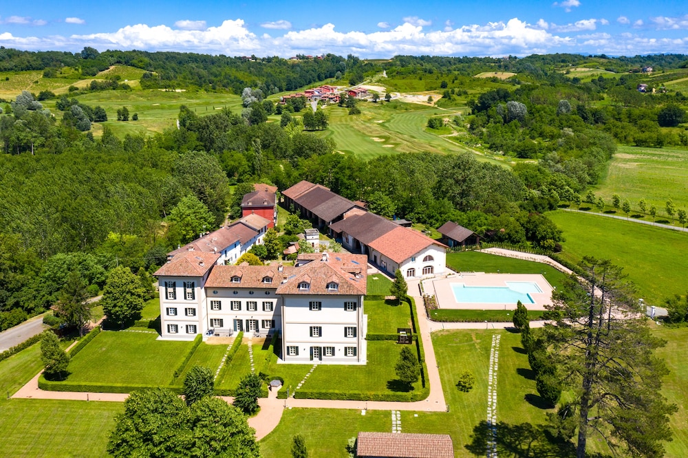 Villa Raggi Relais — 4-Star Luxury Hotel in Casanova Lerrone, Italy