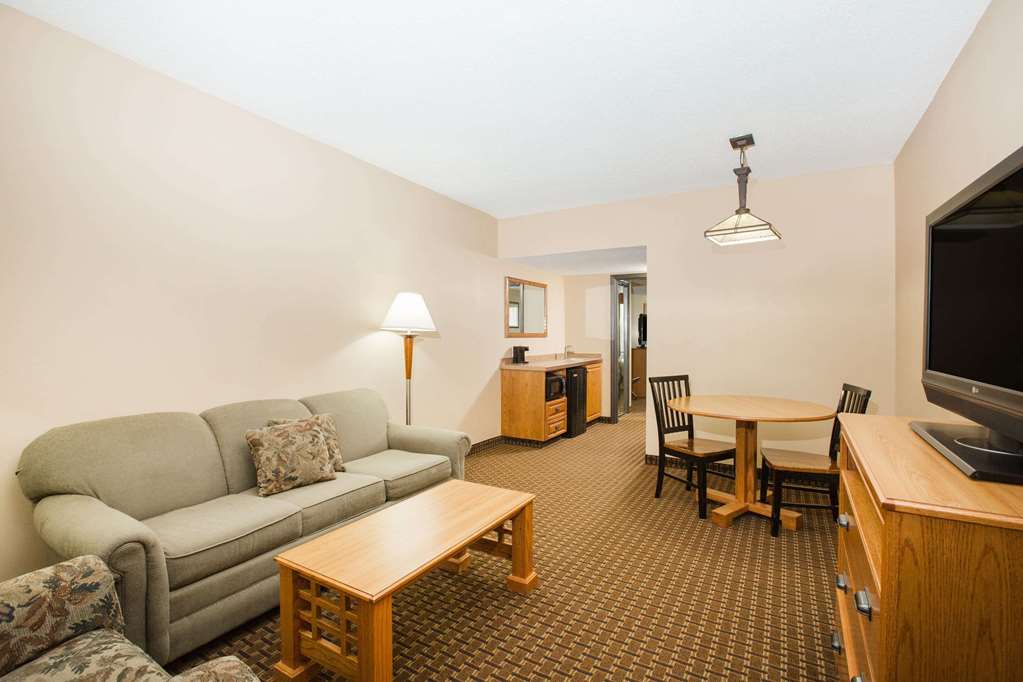 Ramada by Wyndham Des Moines Tropics Resort & Conference Ctr - photo 20