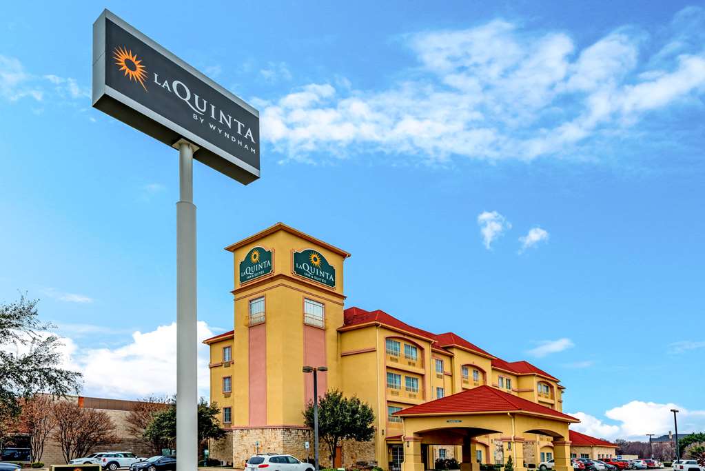 La Quinta Inn & Suites by Wyndham DFW Airport West Bedford - featured photo