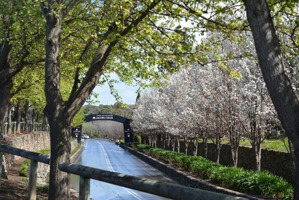 Blackbird Cottage Stunning views & farm animals — 4-Star Luxury Hotel in Tanunda, Australia