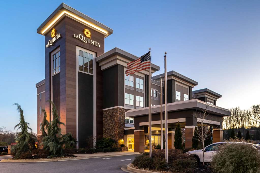 La Quinta Inn & Suites by Wyndham Forsyth - photo 5