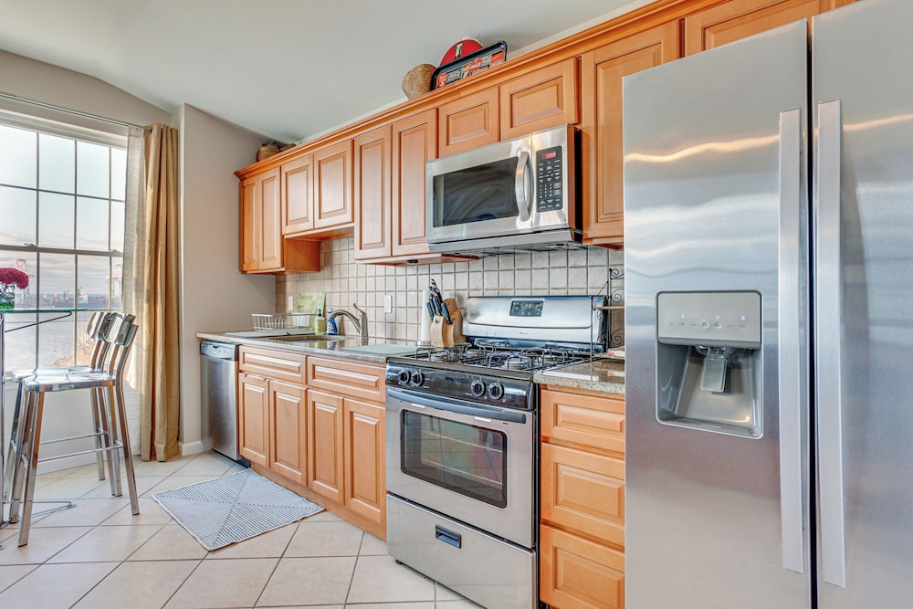 Bayfront New Jersey Escape 13 Mi to Times Square — 4-Star Luxury Hotel in Bayonne, United States