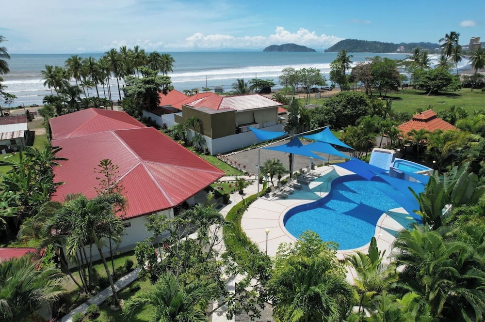 Macaw Beachfront Retreat - carbon neutral hotel in Jaco