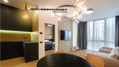 9 223 Yaroslaviv Grad Bulvarno Kudriavska 17 Kyiv centre Golden Gate metro nearby panoramic city view 15 kW backup power Petrovdom Apartment — 4-Star Luxury Hotel in Kyiv, Ukraine