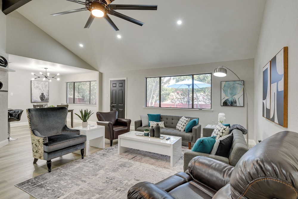 11 Mi To Six Flags Poolside Oasis In Bedford — Bedford