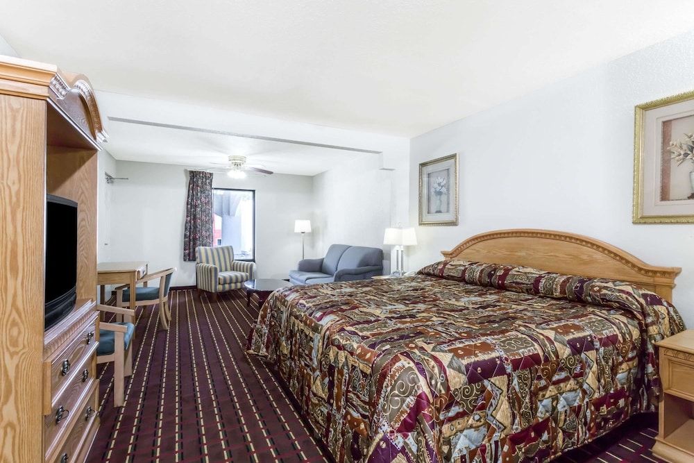 Brentwood Inn & Suites - photo 2