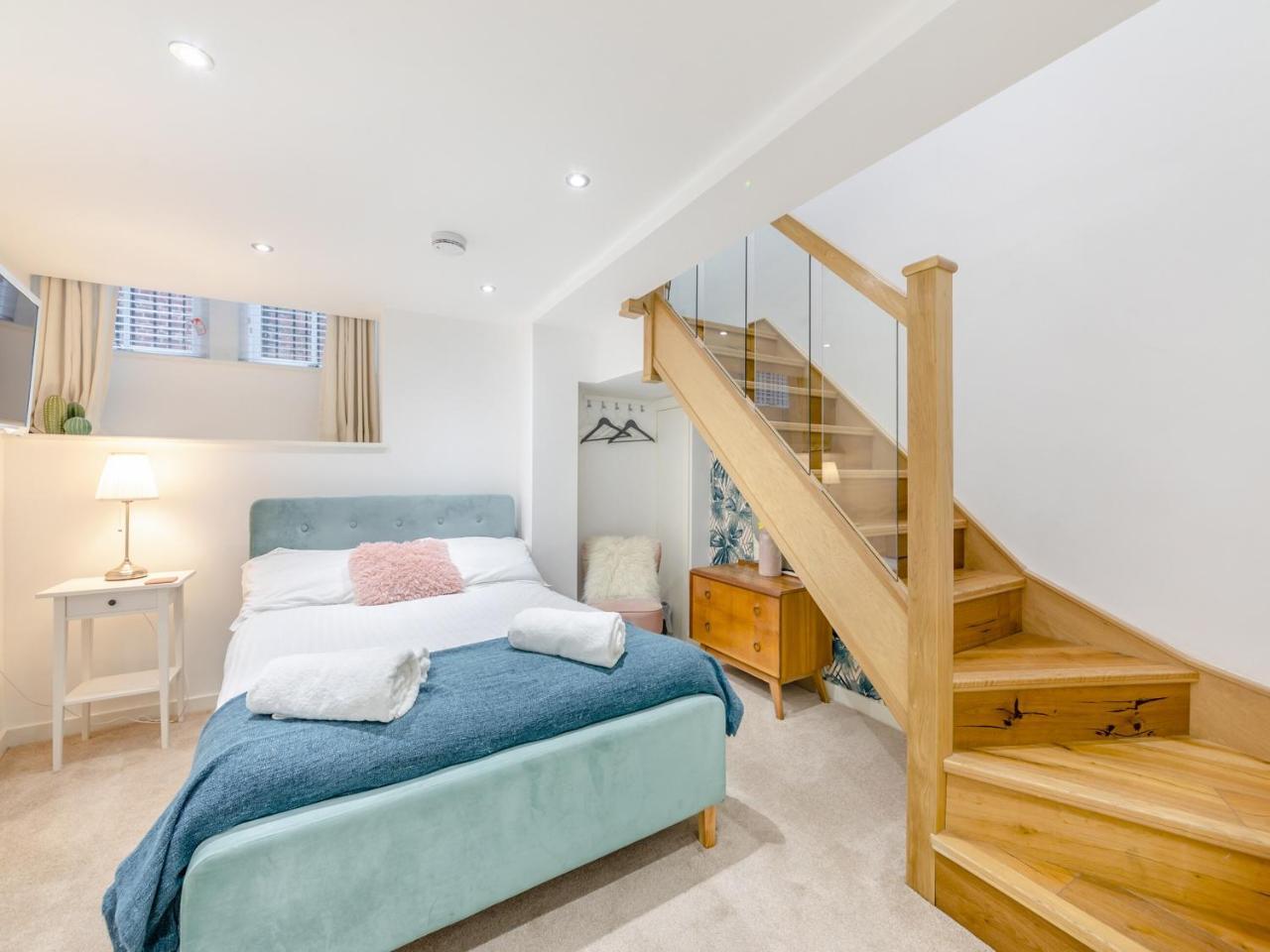 Town Square Apartment Uk45611 — 4-Star Luxury Hotel in Alnwick, United Kingdom