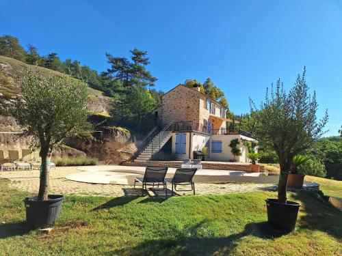 Romantic Louveteaux En Provence — Saint Pierre Des Corps