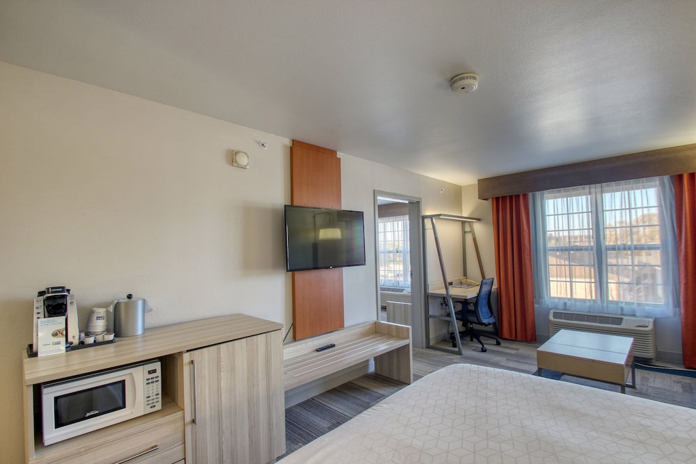 Holiday Inn Express Hotel & Suites Milwaukee Airport by IHG - photo 50