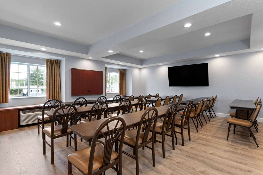 Microtel Inn & Suites by Wyndham Zephyrhills - photo 28