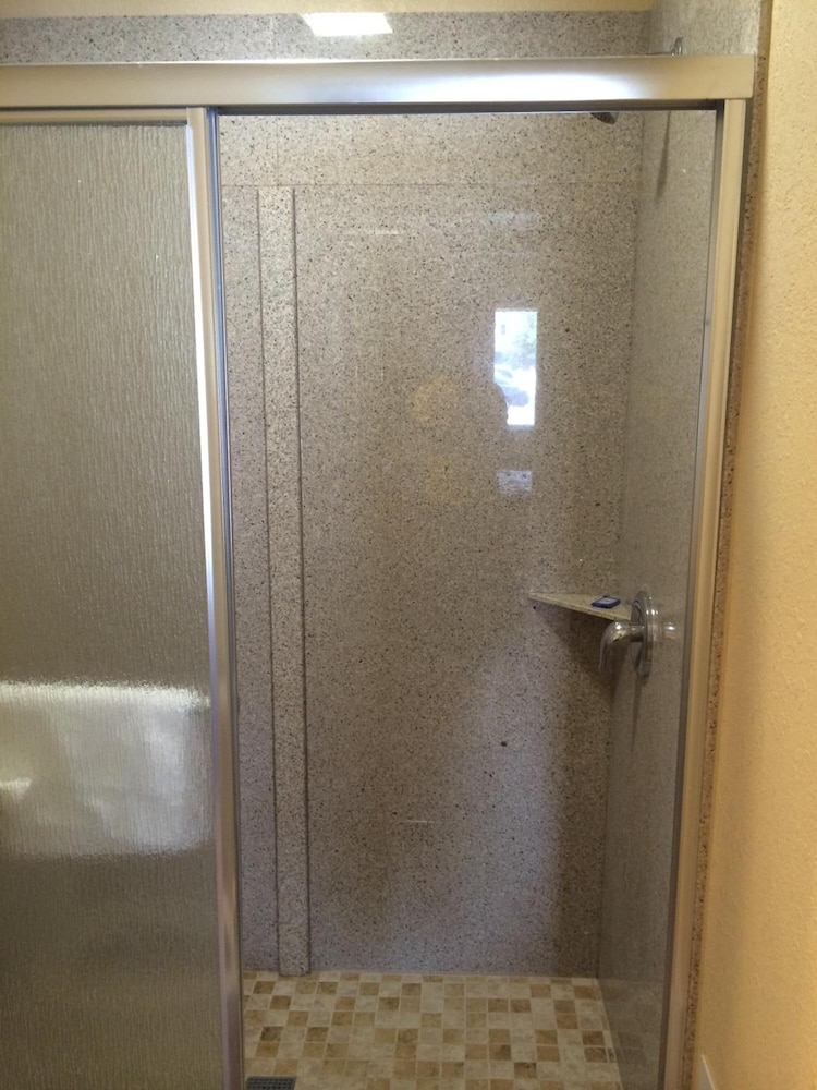 Newport News Inn - photo 13
