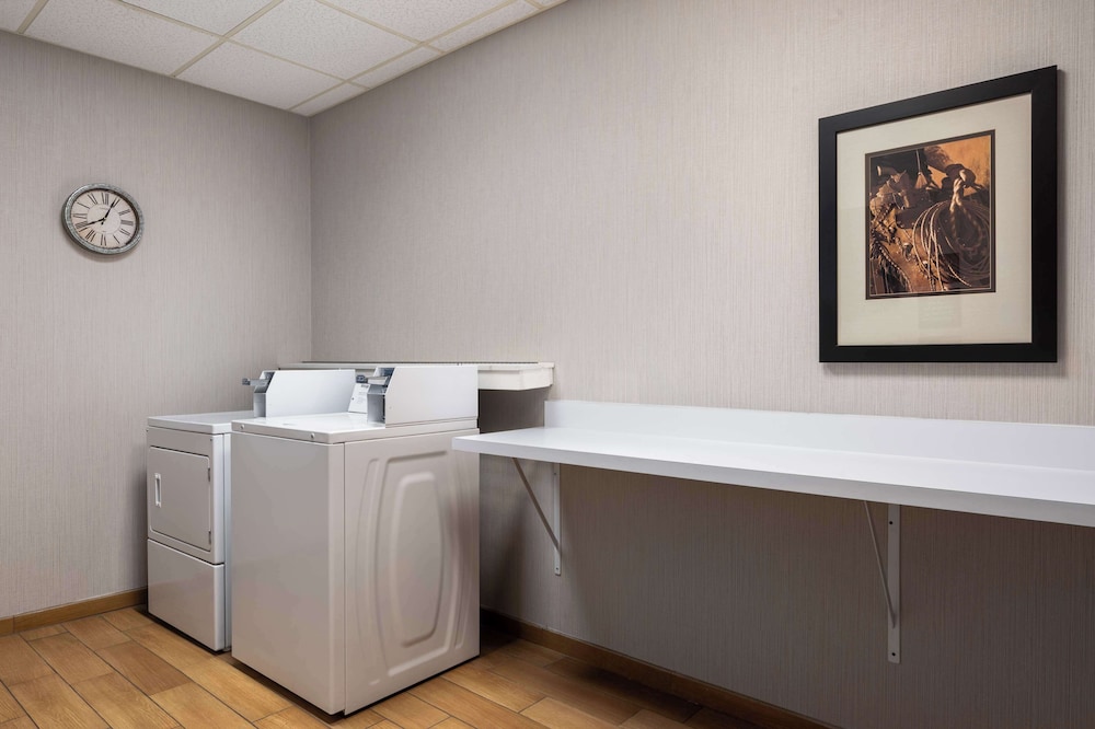 Hampton Inn & Suites Dodge City - photo 33