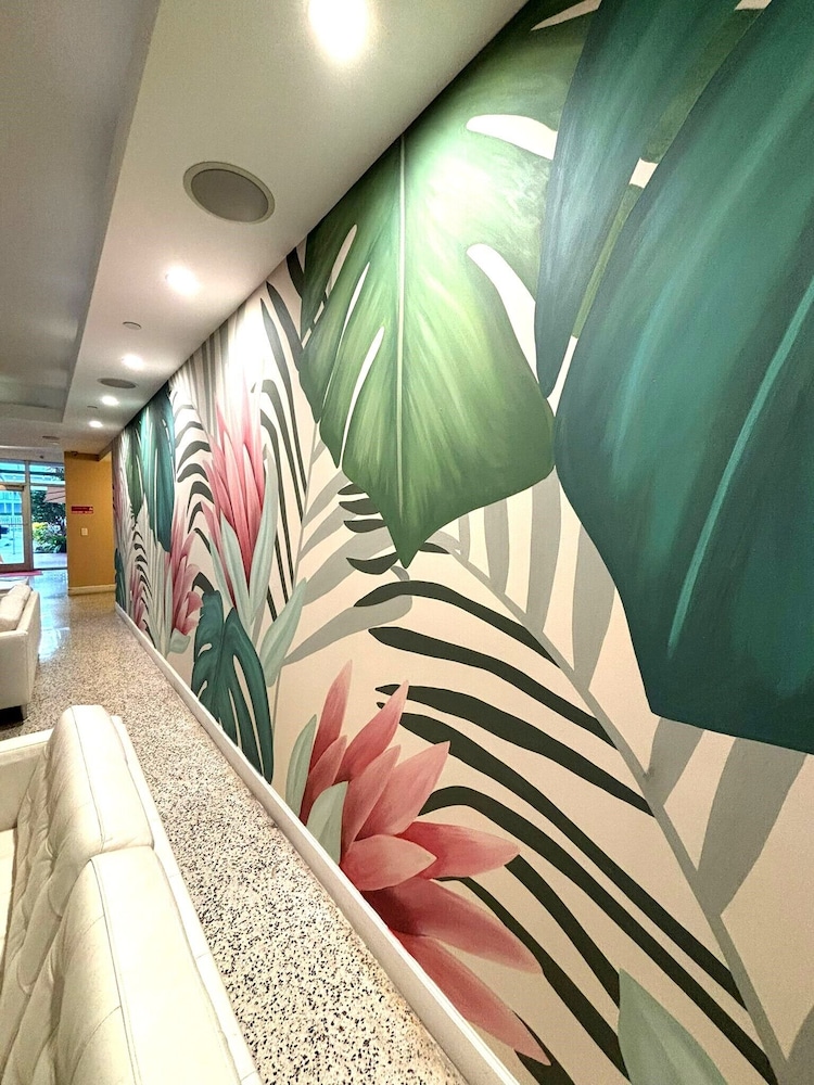 Collins Hotel - photo 4