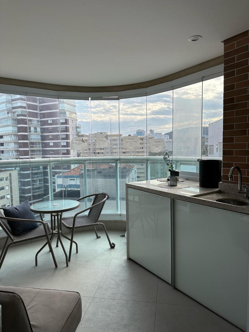 Unique Ar Cond e sacada fechada Apto 1304 — 4-Star Luxury Hotel in Santos, Brasil