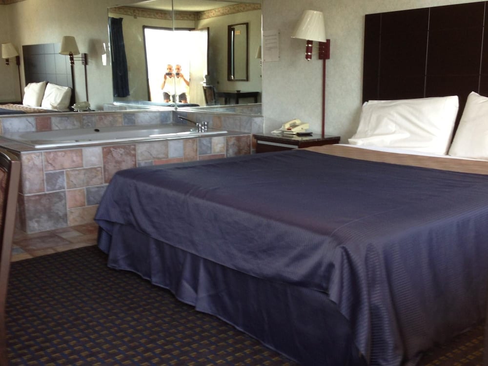 Del Amo Inn - photo 18