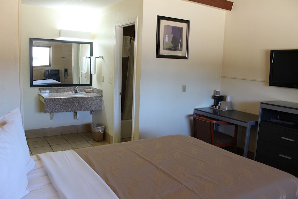 EverGreen Inn & RV - photo 12