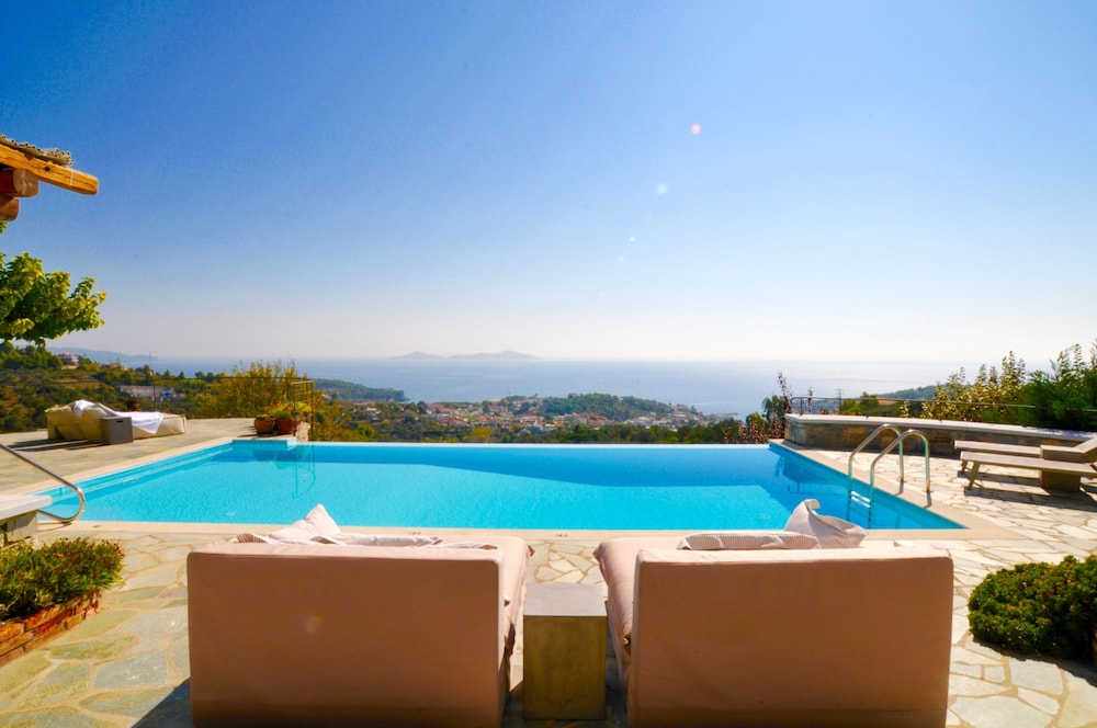 Paparouna — 4-Star Luxury Hotel in Patitirion, Greece