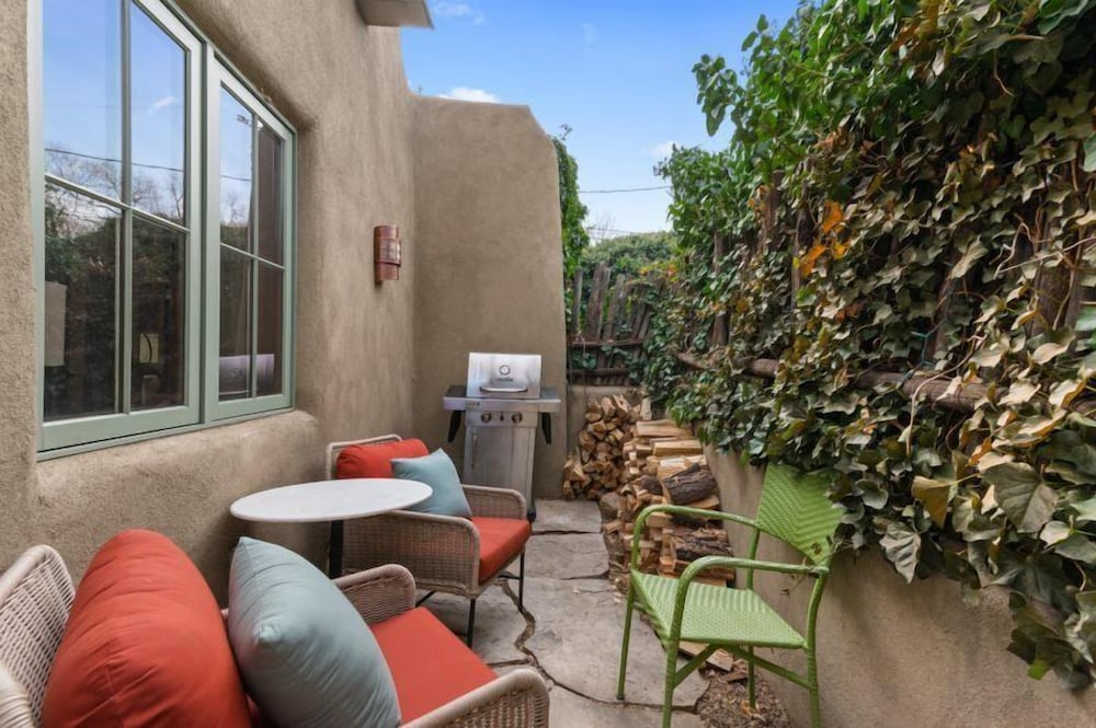 Carmel Elegant East Side Adobe With Kiva Fireplace Walk to Canyon Rd and The Plaza - photo 13