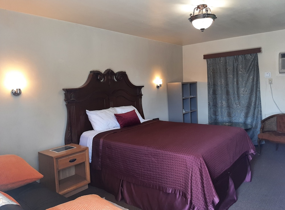 The New Star Motel with Studio Kitchens: 1950s Extended Stay Lodging and Retreat Center - photo 8