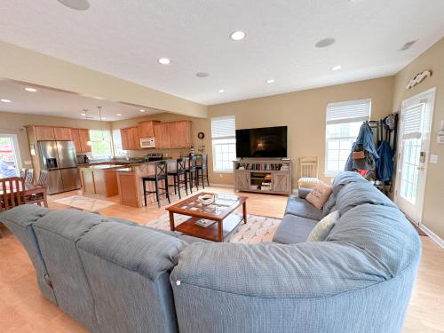 5 Bedroom Home in Old Homestead II — 4-Star Luxury Hotel in Huron, United States