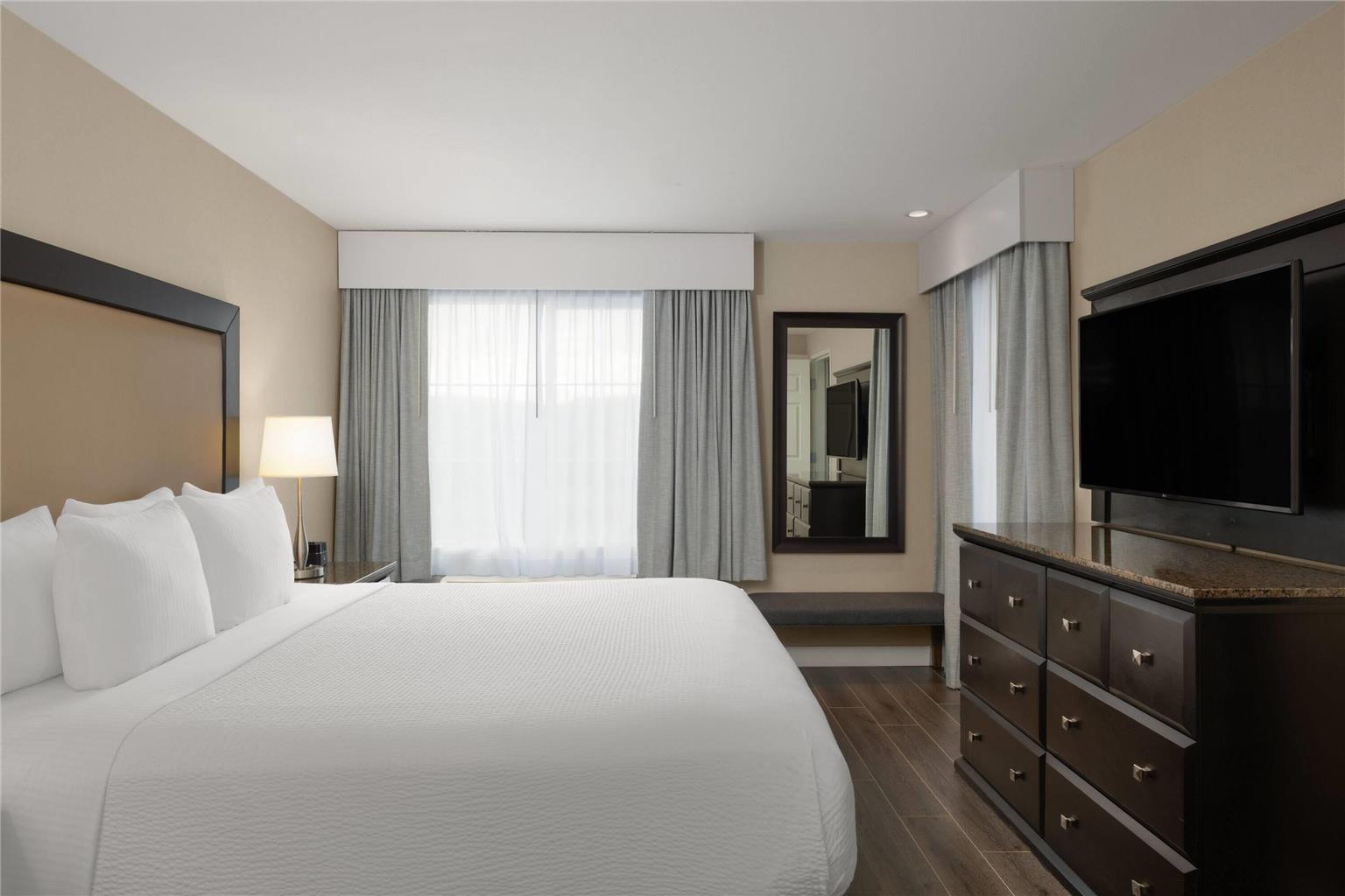 La Quinta Inn & Suites by Wyndham Paso Robles - photo 38