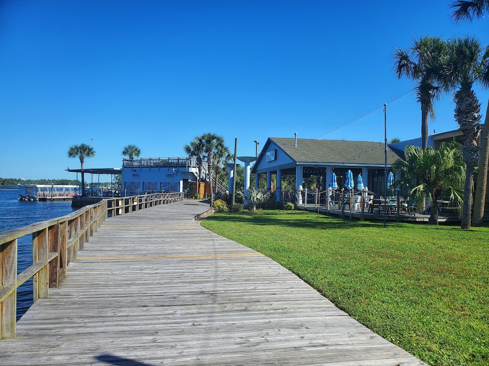 The Port Hotel & Marina - photo 18