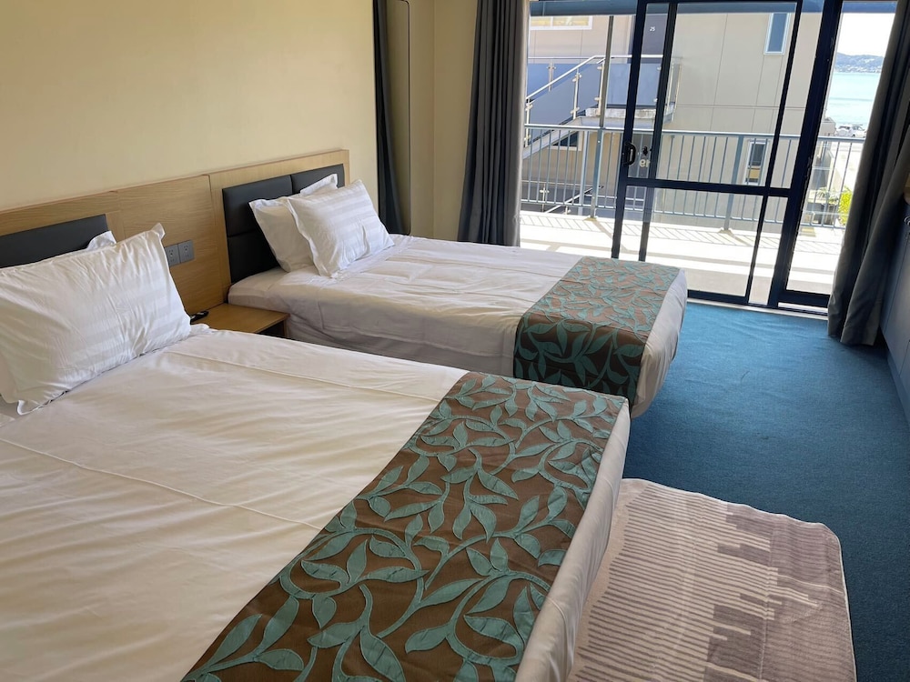 Saltwater Lodge Hostel — 5-Star Luxury Hotel in Paihia, New Zealand