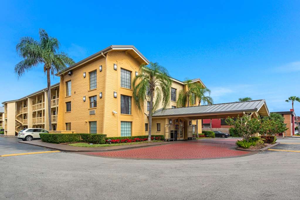 La Quinta Inn by Wyndham Miami Airport North - photo 3